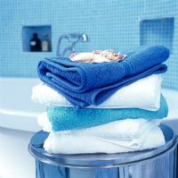 Pile de serviettes dans la salle de bain moderne