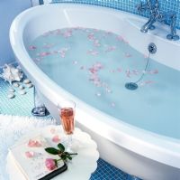Pétales de rose flottant dans un bain moderne
