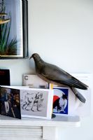 Sculpture d'oiseau et cartes de voeux