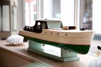 Détail du modèle de bateau sur le rebord de la fenêtre