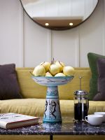 Bol à fruits décoratif sur table basse