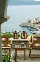 Salon de jardin sur terrasse avec vue sur le port