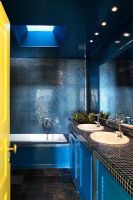 Salle de bain bleue moderne