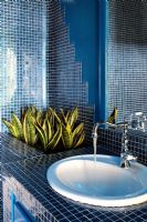 Salle de bain bleue moderne