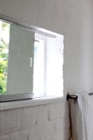Fenêtre coulissante dans la salle de bain