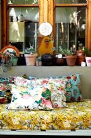 Détail de coussins floraux sur canapé