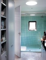Salle de bain moderne avec grande cabine de douche