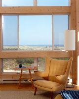 Fauteuil moderne à côté d'une fenêtre avec vue sur la mer
