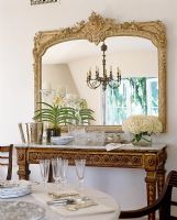 Miroir doré dans la salle à manger classique