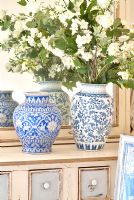 Paire de vases en céramique et fleurs