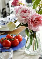 Détail de fleurs sur table à manger