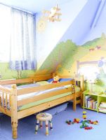 Chambre pour enfants avec des peintures murales colorées