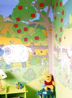 Peinture murale colorée sur le mur de la chambre d'enfant