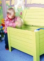 Petit enfant jouant dans un coffre à jouets moderne