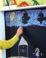 Enfant dessin à la craie sur tableau noir
