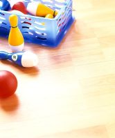 Broches de bowling jouet sur plancher en bois