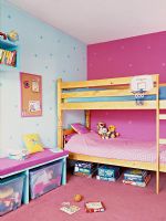 Chambre colorée pour enfants avec lits superposés