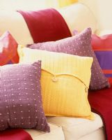 Variété de coussins colorés sur canapé