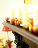 Affichage des pommes et des bougies sur la cheminée