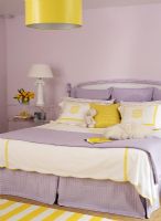 Chambre moderne lilas et jaune