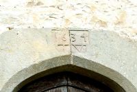 Date sculptée dans l'arche de pierre au-dessus de la porte d'entrée