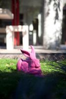 Sculpture de lapin rose dans un jardin moderne