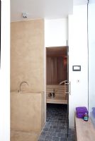 Salle de bain et sauna modernes