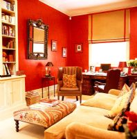 Salon classique avec murs peints en rouge