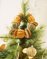 Détail des décorations d'arbre de Noël faites maison