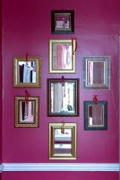 Affichage de miroirs sur mur coloré