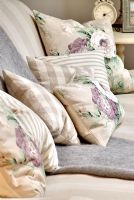 Coussins à motifs floraux sur canapé