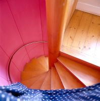 Escalier en colimaçon moderne avec des murs colorés