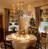 Salle à manger classique décorée pour Noël