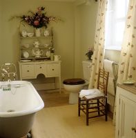 Salle de bain rustique avec étalage de vaisselle