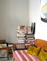 Des tas de livres dans le salon moderne