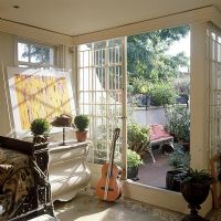 Guitare par portes-fenêtres dans le salon classique