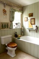 Salle de bain rustique avec murs lambrissés