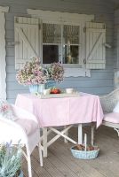 Table et chaises de jardin sur le porche de la maison d'été