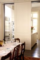 Porte coulissante entre cuisine et salle à manger