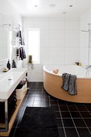 Baignoire d'angle incurvée dans la salle de bain moderne