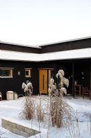 Extérieur de maison moderne couverte de neige