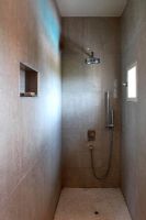 Salle de douche carrelée