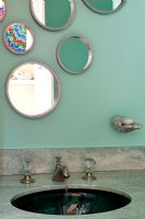 Affichage des miroirs sur le lavabo de la salle de bain