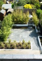Grande terrasse pavée de jardin moderne