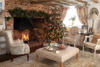 Salon de campagne classique avec arbre de Noël