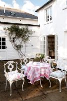 Table et chaises de jardin sur terrasse de campagne