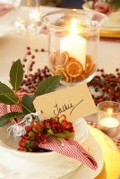 Nom du lieu sur la table à manger de Noël décorée