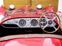 Tableau de bord de voiture de sport vintage rouge