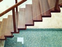 Détail de l'escalier moderne en bois et en verre