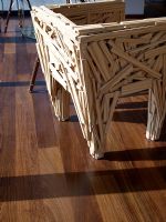 Détail de la chaise en bois originale